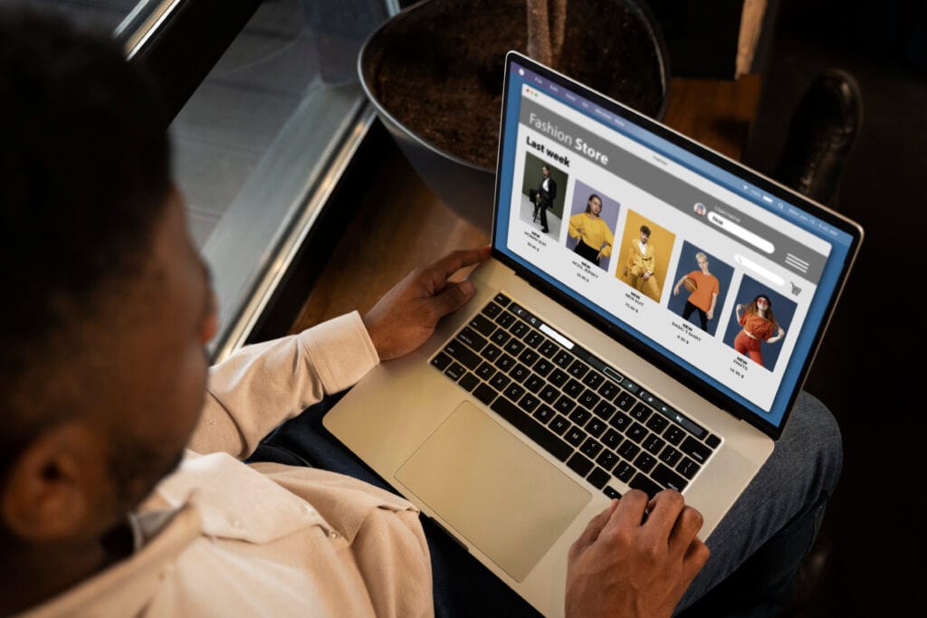 un homme sur un site e-commerce sur son ordinateur