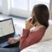 femme qui regarde google business sur son pc